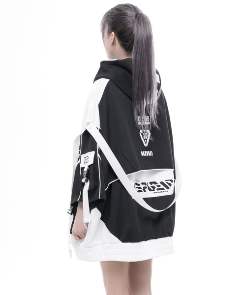 REFLEM INDUSTRY(レフレムインダストリー)の「『REFLEM INDUSTRY/レフレム インダストリー』HALF-SLEEVE SHELL HOODIE/サイバー切替ハイネックジャージパーカー(パーカー・レディース・ブラック/ブラック×ホワイト・FREE)」の18枚目の写真