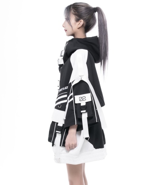 REFLEM INDUSTRY(レフレムインダストリー)の「『REFLEM INDUSTRY/レフレム インダストリー』HALF-SLEEVE SHELL HOODIE/サイバー切替ハイネックジャージパーカー(パーカー・レディース・ブラック/ブラック×ホワイト・FREE)」の17枚目の写真