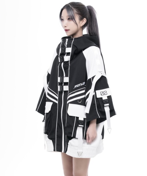 REFLEM INDUSTRY(レフレムインダストリー)の「『REFLEM INDUSTRY/レフレム インダストリー』HALF-SLEEVE SHELL HOODIE/サイバー切替ハイネックジャージパーカー(パーカー・レディース・ブラック/ブラック×ホワイト・FREE)」の16枚目の写真
