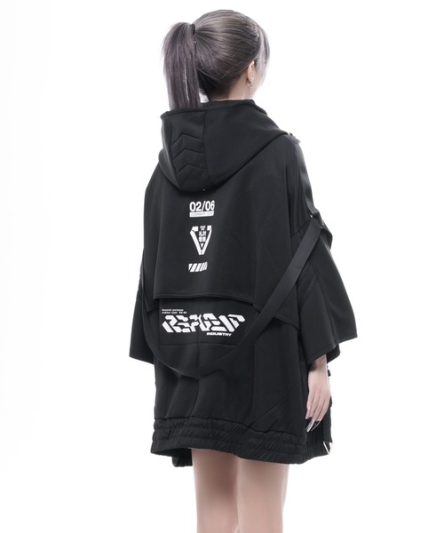 REFLEM INDUSTRY(レフレムインダストリー)の「『REFLEM INDUSTRY/レフレム インダストリー』HALF-SLEEVE SHELL HOODIE/サイバー切替ハイネックジャージパーカー(パーカー・レディース・ブラック/ブラック×ホワイト・FREE)」の9枚目の写真