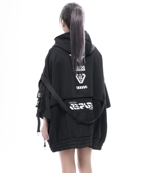 REFLEM INDUSTRY(レフレムインダストリー)の「『REFLEM INDUSTRY/レフレム インダストリー』HALF-SLEEVE SHELL HOODIE/サイバー切替ハイネックジャージパーカー(パーカー・レディース・ブラック/ブラック×ホワイト・FREE)」の7枚目の写真