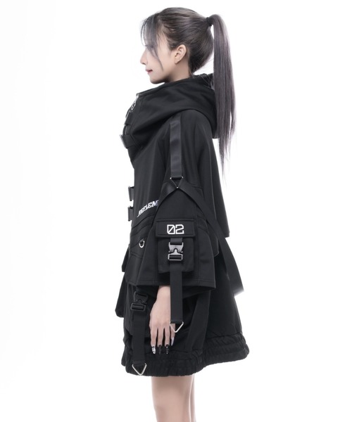 REFLEM INDUSTRY(レフレムインダストリー)の「『REFLEM INDUSTRY/レフレム インダストリー』HALF-SLEEVE SHELL HOODIE/サイバー切替ハイネックジャージパーカー(パーカー・レディース・ブラック/ブラック×ホワイト・FREE)」の6枚目の写真