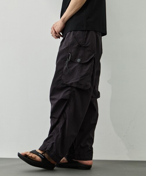 and wander(アンドワンダー)の「【and wander/アンドワンダー】OVERSIZED CARGO PANTS(カーゴパンツ・メンズ・ライトグレー/カーキ/ブラック・L/M)」の2枚目の写真