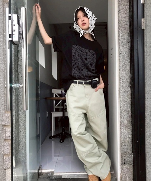 NOWLE(ノウル)の「【NOWLE】フラワープリント スクエアグラフィック 半袖 Tシャツ / モノトーンフラワー(Tシャツ/カットソー・レディース・ブラック・X-LARGE/LARGE/MEDIUM)」の4枚目の写真