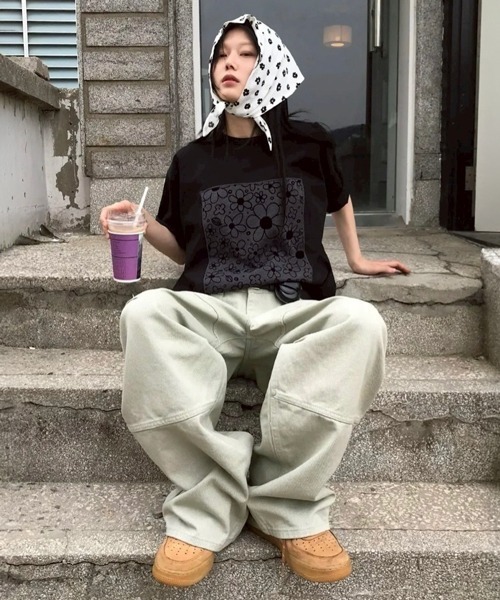 NOWLE(ノウル)の「【NOWLE】フラワープリント スクエアグラフィック 半袖 Tシャツ / モノトーンフラワー(Tシャツ/カットソー・レディース・ブラック・X-LARGE/LARGE/MEDIUM)」の6枚目の写真