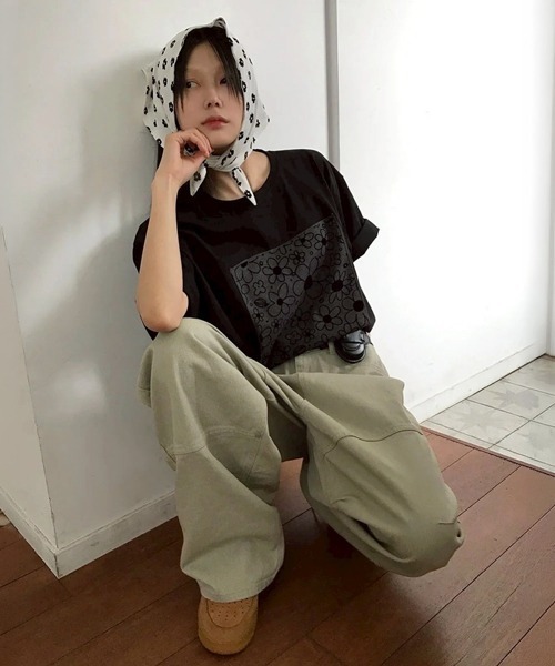 NOWLE(ノウル)の「【NOWLE】フラワープリント スクエアグラフィック 半袖 Tシャツ / モノトーンフラワー(Tシャツ/カットソー・レディース・ブラック・X-LARGE/LARGE/MEDIUM)」の7枚目の写真