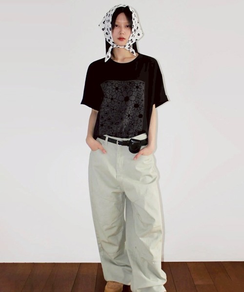 NOWLE(ノウル)の「【NOWLE】フラワープリント スクエアグラフィック 半袖 Tシャツ / モノトーンフラワー(Tシャツ/カットソー・レディース・ブラック・X-LARGE/LARGE/MEDIUM)」の8枚目の写真