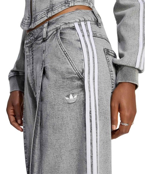 adidas(アディダス)の「adidas DENIM PLEATS WIDE LEG PANTS / アディダス デニム プリーツ ワイド レッグ パンツ(デニムパンツ・レディース・グレー・27inch/26inch/25inch/24inch)」の5枚目の写真