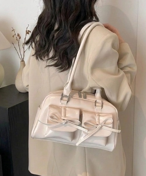 HAILY(ヘイリー)の「フロントリボンロングハンドルボストンバッグ(ショルダーバッグ・レディース・シルバー/レッド/ブラック/アイボリー・FREE)」の2枚目の写真