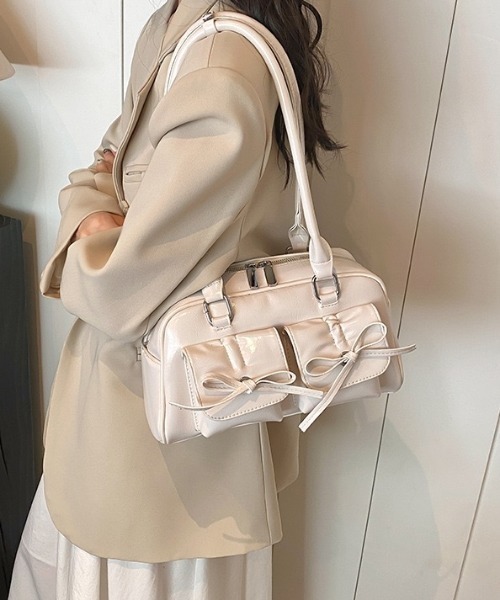 HAILY(ヘイリー)の「フロントリボンロングハンドルボストンバッグ(ショルダーバッグ・レディース・シルバー/レッド/ブラック/アイボリー・FREE)」の5枚目の写真