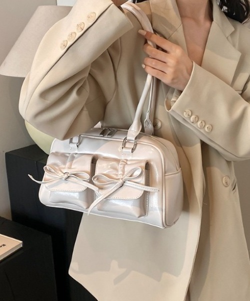 HAILY(ヘイリー)の「フロントリボンロングハンドルボストンバッグ(ショルダーバッグ・レディース・シルバー/レッド/ブラック/アイボリー・FREE)」の7枚目の写真