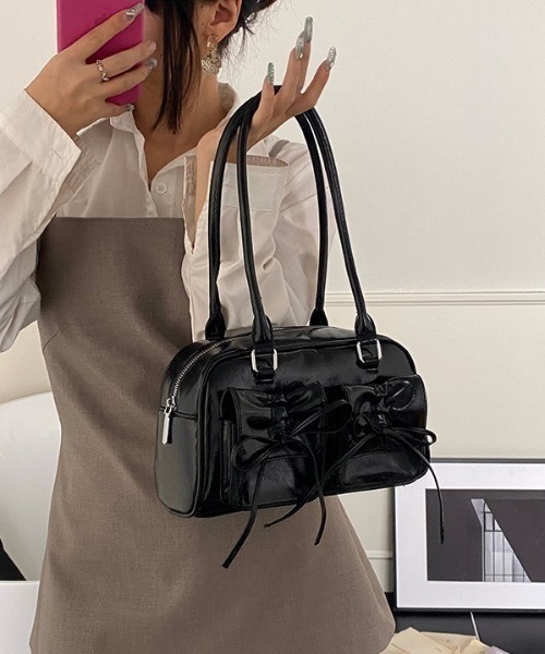 HAILY(ヘイリー)の「フロントリボンロングハンドルボストンバッグ(ショルダーバッグ・レディース・シルバー/レッド/ブラック/アイボリー・FREE)」の17枚目の写真