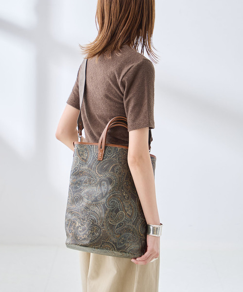 journal standard L'essage(ジャーナルスタンダードレサージュ)の「別注 A VACATION/ア バケーション ROAM SLIM-L バッグ(ショルダーバッグ・レディース・チャコールグレー・FREE)」の2枚目の写真