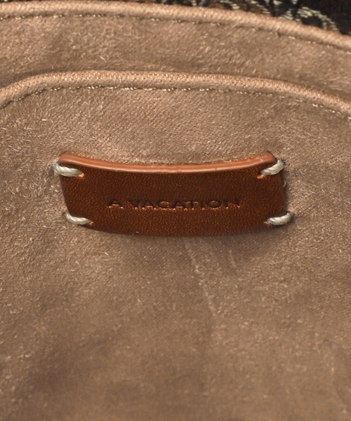 journal standard L'essage(ジャーナルスタンダードレサージュ)の「別注 A VACATION/ア バケーション ROAM SLIM-L バッグ(ショルダーバッグ・レディース・チャコールグレー・FREE)」の15枚目の写真