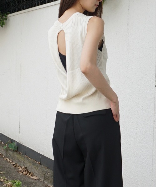 Alt due(オルトデュー)の「【Alt due/オルト デュー】ノースリーブサマーニットバッククロス(その他トップス・レディース・ブラック/アイボリー・FREE)」の1枚目の写真