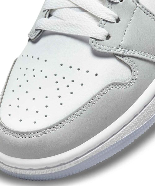 JORDAN BRAND（ジョーダンブランド）の「エア ジョーダン 1 MID ウィメンズシューズ / Air Jordan 1 Mid Women's Shoes BQ6472-105 White（スニーカー・レディース・ホワイト・23.5/26/25.5/25/23/22.5/22/24.5/24）」の7枚目の写真