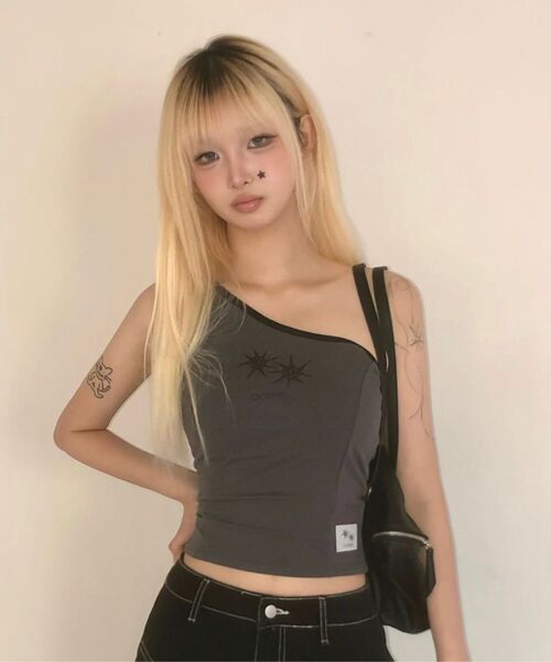 COIRIS(コイリス)の「デイズワンショルダー スリムライン配色スリーブレス (2カラー)(Tシャツ/カットソー・レディース・チャコールグレー/ブラック・FREE)」の12枚目の写真