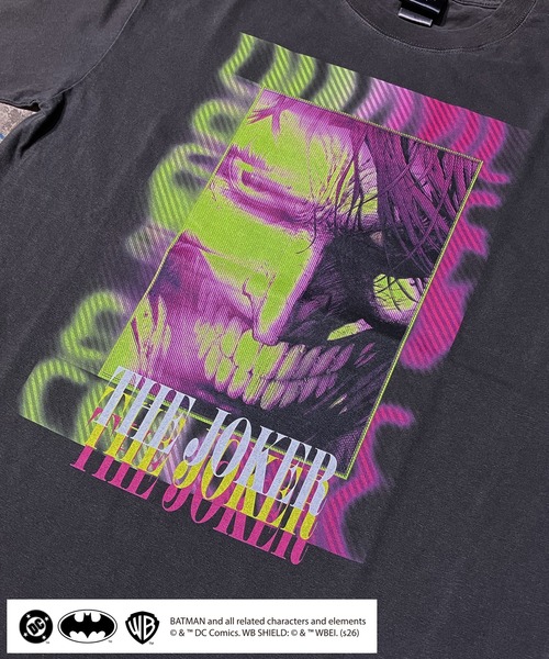 BY THE BAY(バイザベイ)の「【BATMAN/バットマン】THE JOKER ピグメントTシャツ グラフィックプリント ヴィンテージ加工 半袖 ユニセックス(Tシャツ/カットソー・メンズ・ブラック/ホワイト・MEDIUM/SMALL)」の3枚目の写真