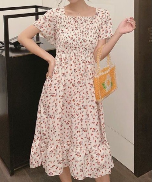 &soiree(アンドソワレ)の「スクエアネック花柄アソートシャーリングワンピース(ワンピース・レディース・イエロー/ブラック/ブラック系その他/レッド/オフホワイト/ブラック系その他2・FREE)」の3枚目の写真