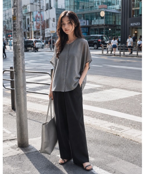 KONVINI(コンビニ)の「【KONVINI select】テンセルブレンドシアーワイドドルマン ニュアンススラブシアー半袖ブラウス(シャツ/ブラウス・レディース・ホワイト/グレー・FREE)」の1枚目の写真