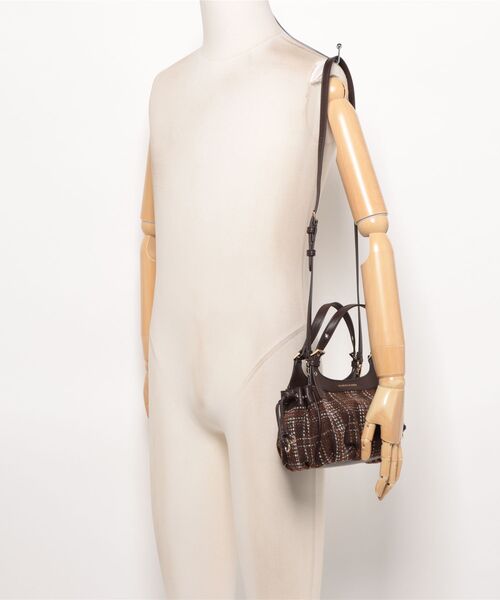 CHARLES & KEITH（チャールズ & キース）の「Lillith ミニリース チェック ドローストリング トートバッグ（ショルダーバッグ・レディース・マルチ・S）」の8枚目の写真