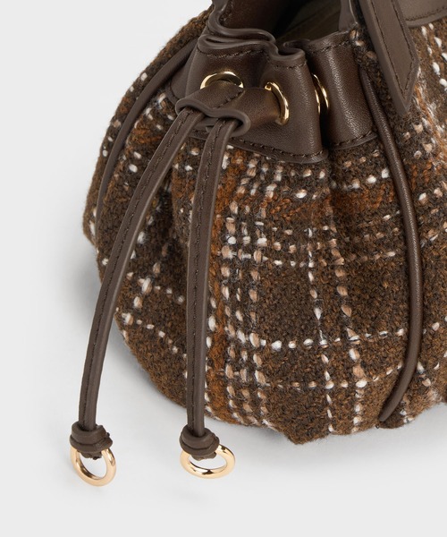 CHARLES & KEITH（チャールズ & キース）の「Lillith ミニリース チェック ドローストリング トートバッグ（ショルダーバッグ・レディース・マルチ・S）」の5枚目の写真