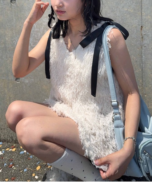 AS KNOW AS plus(アズノゥアズプラス)の「☆肩リボンフェザー Vネックペプラムベスト(ベスト・レディース・アイボリー/ブラック/チャコールグレー・FREE)」の2枚目の写真
