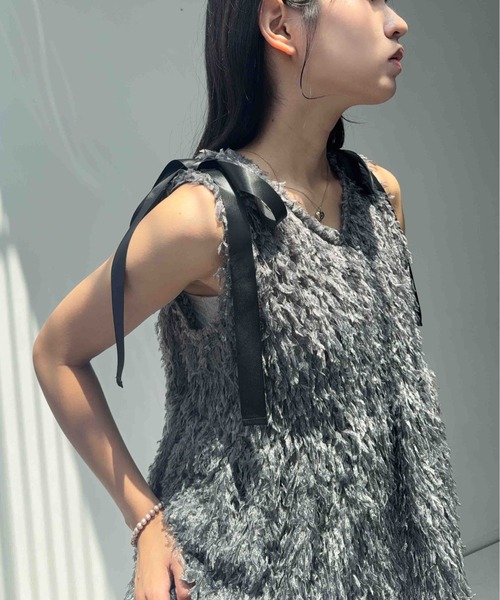 AS KNOW AS plus(アズノゥアズプラス)の「☆肩リボンフェザー Vネックペプラムベスト(ベスト・レディース・アイボリー/ブラック/チャコールグレー・FREE)」の20枚目の写真