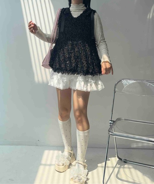 AS KNOW AS plus(アズノゥアズプラス)の「☆肩リボンフェザー Vネックペプラムベスト(ベスト・レディース・アイボリー/ブラック/チャコールグレー・FREE)」の8枚目の写真