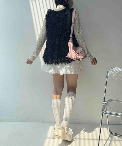 AS KNOW AS plus(アズノゥアズプラス)の「☆肩リボンフェザー Vネックペプラムベスト(ベスト・レディース・アイボリー/ブラック/チャコールグレー・FREE)」の9枚目の写真
