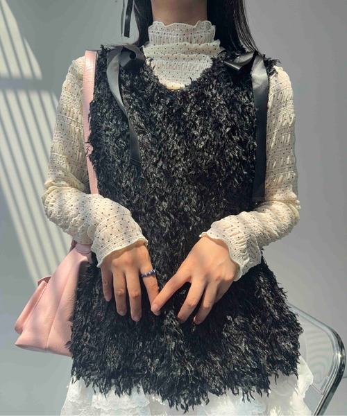 AS KNOW AS plus(アズノゥアズプラス)の「☆肩リボンフェザー Vネックペプラムベスト(ベスト・レディース・アイボリー/ブラック/チャコールグレー・FREE)」の4枚目の写真