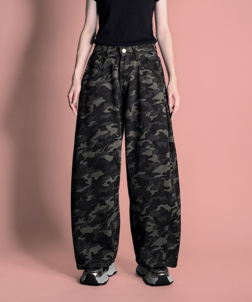 MAISON SELECT(メゾンセレクト)の「7E3 サイドタック カモフラージュワイドパンツ(その他パンツ・レディース・グレー/カーキ・L/M/S)」の2枚目の写真