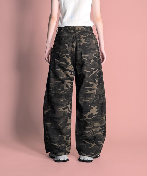 MAISON SELECT(メゾンセレクト)の「7E3 サイドタック カモフラージュワイドパンツ(その他パンツ・レディース・グレー/カーキ・L/M/S)」の5枚目の写真
