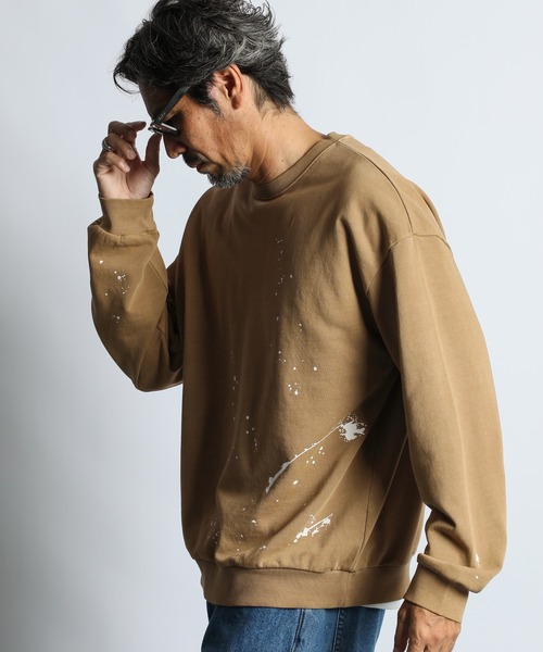 The DUFFER of ST.GEORGE(ザダファーオブセントジョージ)の「【WEB限定アイテム】SPLATTER USED SWEAT CREW:セットアップ対応 ペイントプリント ユーズドライク スウェット / スプラッターデザイン / ピグメント加工(スウェット・メンズ・ブラウン/スミクロ・LARGE/X-LARGE/MEDIUM/SMALL)」の2枚目の写真