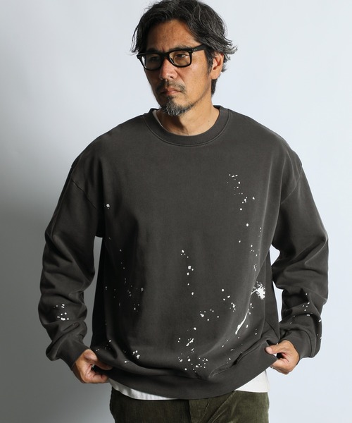 The DUFFER of ST.GEORGE(ザダファーオブセントジョージ)の「【WEB限定アイテム】SPLATTER USED SWEAT CREW:セットアップ対応 ペイントプリント ユーズドライク スウェット / スプラッターデザイン / ピグメント加工(スウェット・メンズ・ブラウン/スミクロ・LARGE/X-LARGE/MEDIUM/SMALL)」の1枚目の写真