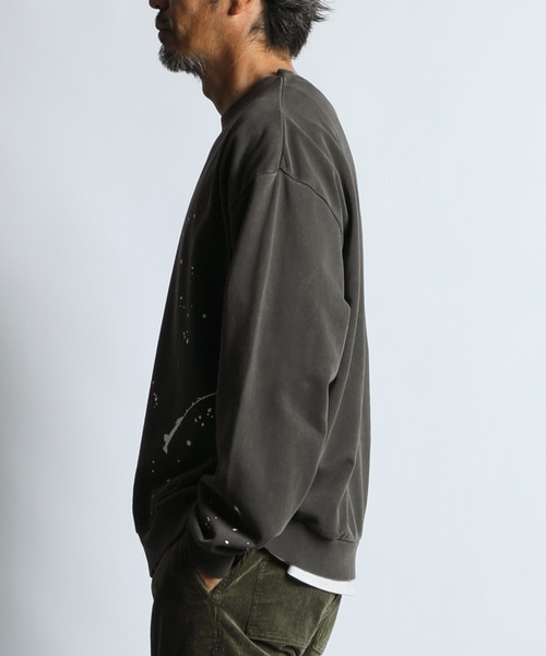 The DUFFER of ST.GEORGE(ザダファーオブセントジョージ)の「【WEB限定アイテム】SPLATTER USED SWEAT CREW:セットアップ対応 ペイントプリント ユーズドライク スウェット / スプラッターデザイン / ピグメント加工(スウェット・メンズ・ブラウン/スミクロ・LARGE/X-LARGE/MEDIUM/SMALL)」の5枚目の写真