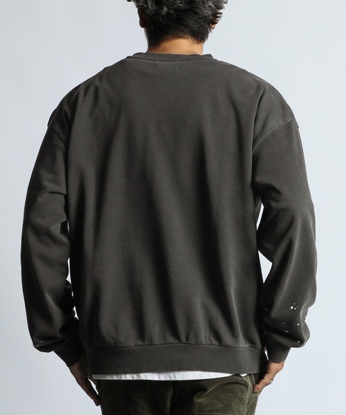 The DUFFER of ST.GEORGE(ザダファーオブセントジョージ)の「【WEB限定アイテム】SPLATTER USED SWEAT CREW:セットアップ対応 ペイントプリント ユーズドライク スウェット / スプラッターデザイン / ピグメント加工(スウェット・メンズ・ブラウン/スミクロ・LARGE/X-LARGE/MEDIUM/SMALL)」の6枚目の写真