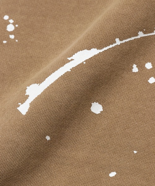 The DUFFER of ST.GEORGE(ザダファーオブセントジョージ)の「【WEB限定アイテム】SPLATTER USED SWEAT CREW:セットアップ対応 ペイントプリント ユーズドライク スウェット / スプラッターデザイン / ピグメント加工(スウェット・メンズ・ブラウン/スミクロ・LARGE/X-LARGE/MEDIUM/SMALL)」の4枚目の写真