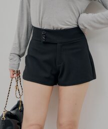 ボタンデザインショートパンツ
