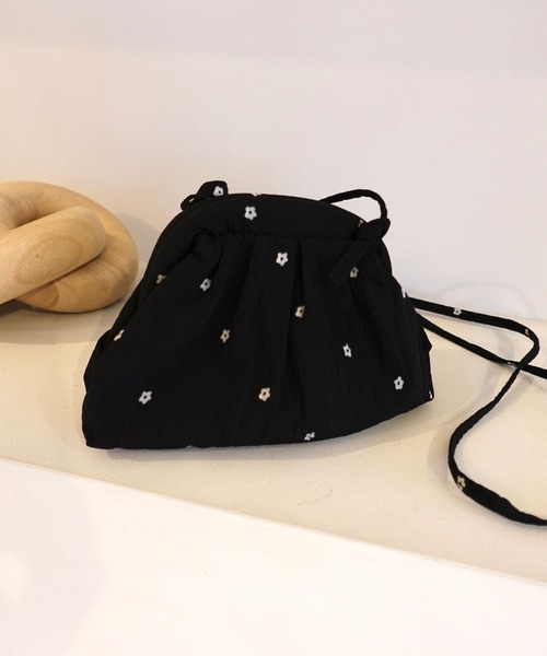 mysty woman(ミスティウーマン)の「フラワーミニポーチBAG 1088415(ショルダーバッグ・レディース・ホワイト/ブラック・FREE)」の2枚目の写真