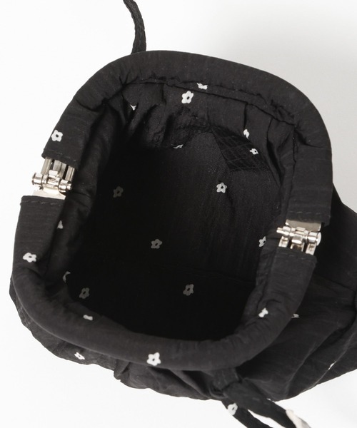 mysty woman(ミスティウーマン)の「フラワーミニポーチBAG 1088415(ショルダーバッグ・レディース・ホワイト/ブラック・FREE)」の19枚目の写真