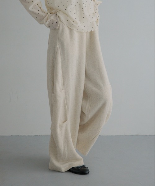 LOWRYS FARM(ローリーズファーム)の「ウラケサイドタックパンツ 1044109(スウェットパンツ・レディース・ブラック/グレー/アイボリー・FREE)」の1枚目の写真