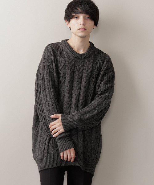 MONO-MART（モノマート）の「ビッグシルエットアラン編みクルーネックケーブルニットセーター（ニット/セーター・メンズ・ブラック/ベージュ/パープル/ネイビー/オフホワイト/カーキオリーブ/杢グレー/ヘザーチャコール/ワイン/テラコッタ/ブラックミックス/キャメル/ライトグレー/ブラウン/アイボリー/グリーン・FREE）」の8枚目の写真