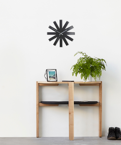 Umbra（アンブラ）の「Umbra/リボン ウォールクロック ブラック（掛け時計・レディース・ブラック・ONE SIZE）」の4枚目の写真