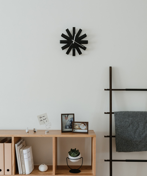 Umbra（アンブラ）の「Umbra/リボン ウォールクロック ブラック（掛け時計・レディース・ブラック・ONE SIZE）」の3枚目の写真