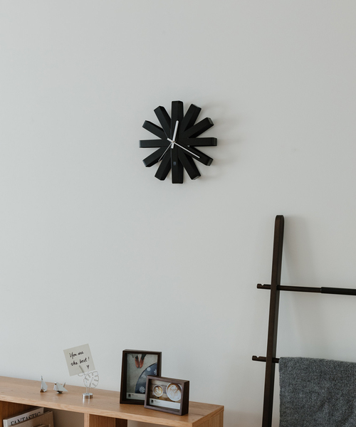 Umbra（アンブラ）の「Umbra/リボン ウォールクロック ブラック（掛け時計・レディース・ブラック・ONE SIZE）」の2枚目の写真