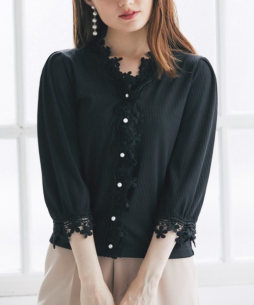 tocco closet(トッコ クローゼット)の「フラワーレース装飾パール釦テレコリブカットソーカーディガン(カーディガン/ボレロ・レディース・ブラック/ベージュ/サックスブルー・M)」の2枚目の写真