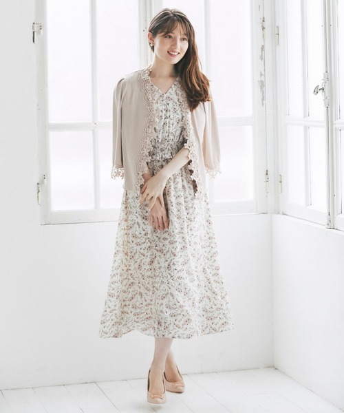 tocco closet(トッコ クローゼット)の「フラワーレース装飾パール釦テレコリブカットソーカーディガン(カーディガン/ボレロ・レディース・ブラック/ベージュ/サックスブルー・M)」の4枚目の写真