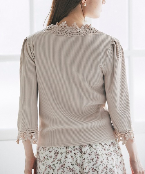 tocco closet(トッコ クローゼット)の「フラワーレース装飾パール釦テレコリブカットソーカーディガン(カーディガン/ボレロ・レディース・ブラック/ベージュ/サックスブルー・M)」の10枚目の写真