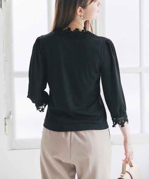 tocco closet(トッコ クローゼット)の「フラワーレース装飾パール釦テレコリブカットソーカーディガン(カーディガン/ボレロ・レディース・ブラック/ベージュ/サックスブルー・M)」の13枚目の写真